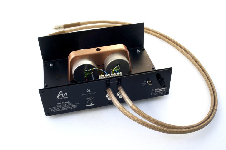 Innenleben der Audio Note MC-Step Up Transformer S9 mit Anschlusskabel und Chinch-Stecher