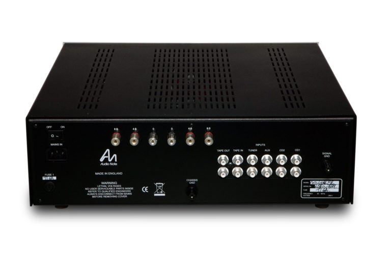 Rückseite der Audio Note (UK) OTO Vollverstärker mit verschiedenen Eingängen und Lautsprecherausgänge.