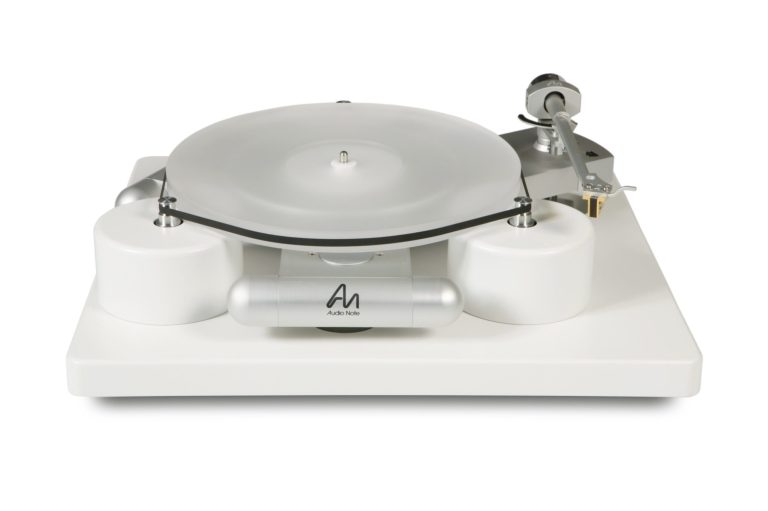 Analoge weiße Plattenspieler AN-TT-Three mit drei Motoren und silberne Tonarm.