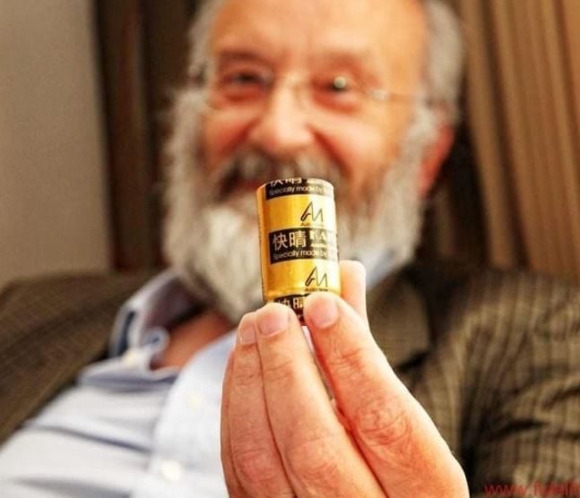 Ein älterer Mann mit Bart hält einen High-end Kondensator in der Hand und lächelt freundlich. Er sagt "Es gibt viel zu entdecken".