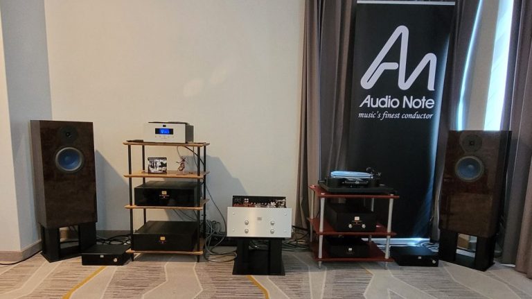 Hochwertige Lautsprecher und Audioanlage in einem modernen Vorführraum.