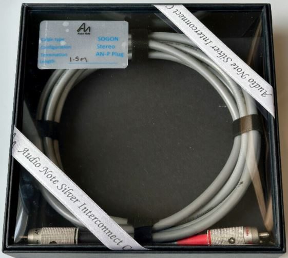 Rote Audiokabel mit zwei transparenten Steckerenden.
