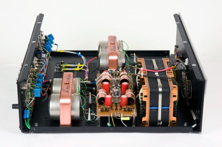 Detailierte Innenansicht des Audio Note (UK) M10 Line Signature Vorverstärkers mit Schaltkreisen und Komponenten.