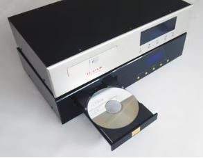 CD-Player mit silbernem Gehäuse und herausgezogenem CD-Fach.