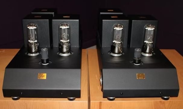 Zwei Audio Note (UK) Monoblöcke "Ankoru/II" Parallel Single Ended Triode mit je zwei 211 Triode pro schwarzen Gehäuse mit goldene AN-Logos.