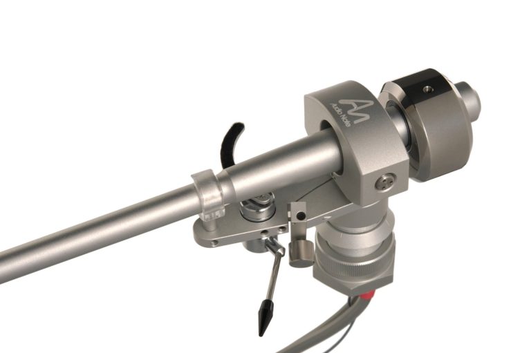 Detaillierte Aufnahme einen silbernen Tonarm mit silbernen Gegengewicht und graues AN-Vx rein Silber NF-Kabel